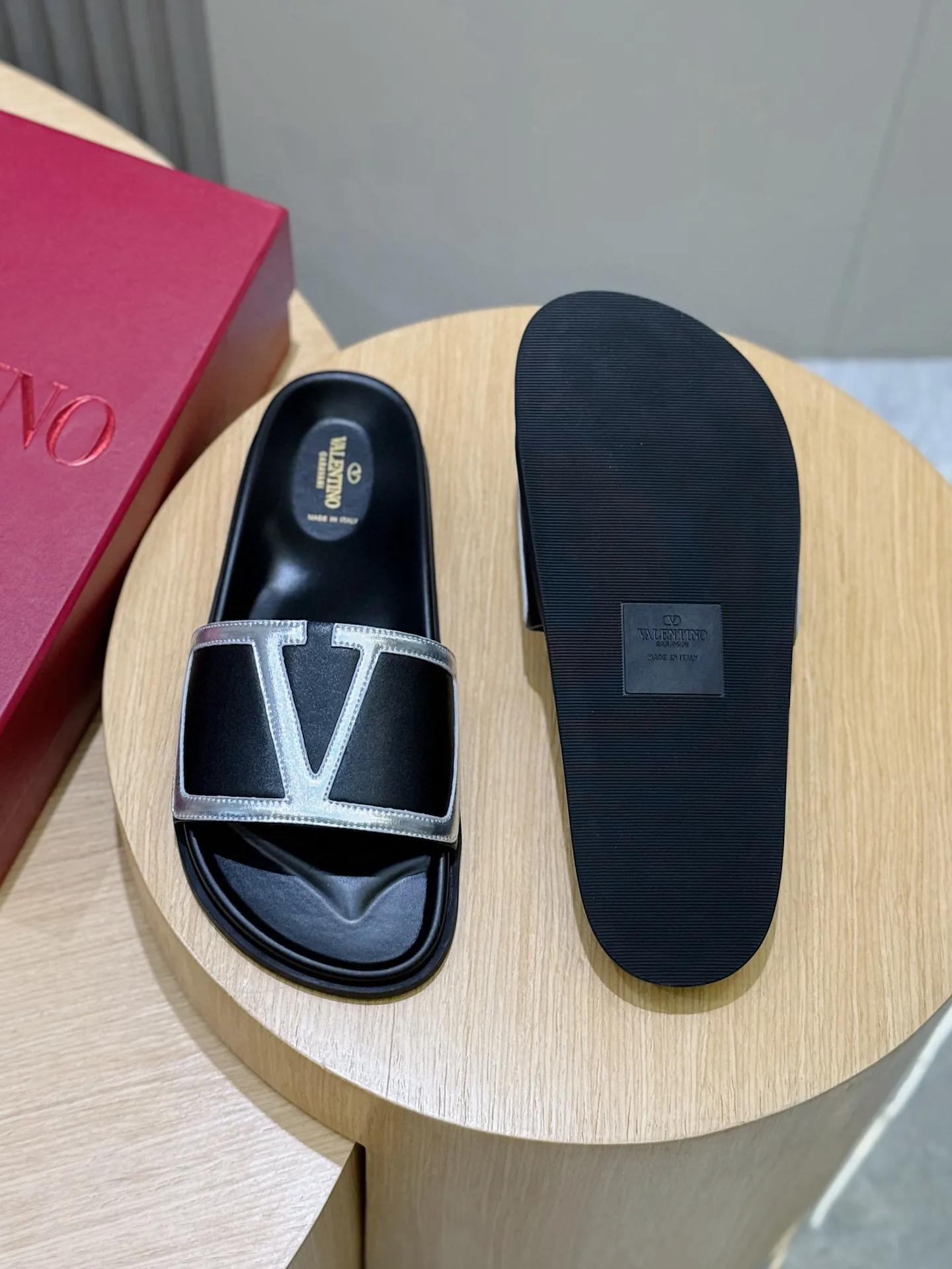 [VALENTINO] Top P: 540💰 Size: 39-44 (customized at 38.45) 🆕2025VLT — Valentino’s latest summer men’s slippers. The use of imported cowhide elements on slippers has been sublimated! It is worthy of recognition both visually and in terms of quality. Excellent quality, comfortable and durable! The embellishment of the perforated V hardware on the toe adds a sense of fashion! Cowhide feet